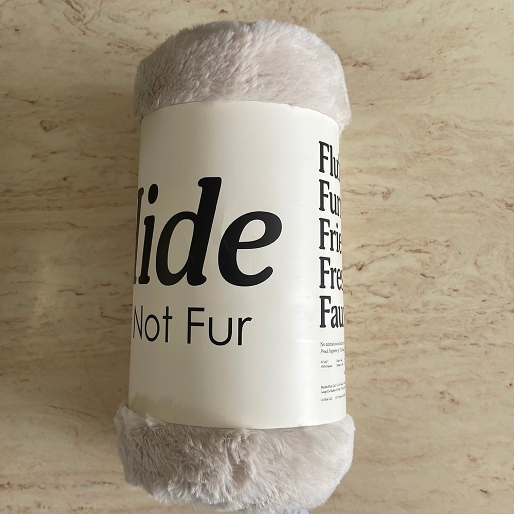 UnHide lil’ Marshmallow Faux Fur Blanket, NWT